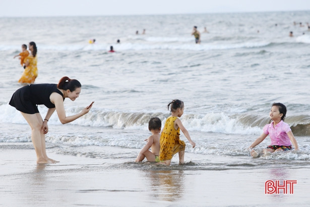 Không dịp lễ, không cuối tuần, biển Hà Tĩnh vẫn “hút” khách