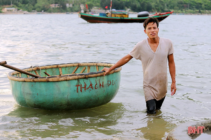 “Kỹ nghệ” chèo thuyền thúng của ngư dân Hà Tĩnh