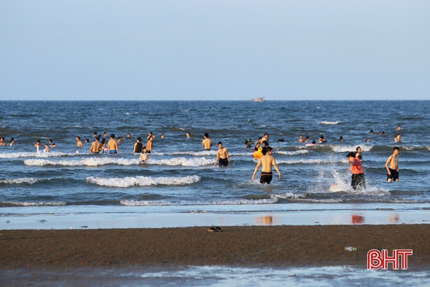 Không dịp lễ, không cuối tuần, biển Hà Tĩnh vẫn “hút” khách