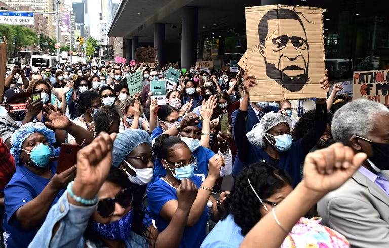 Y, bác sĩ điều trị Covid-19 tại Mỹ tuần hành phản đối phân biệt chủng tộc