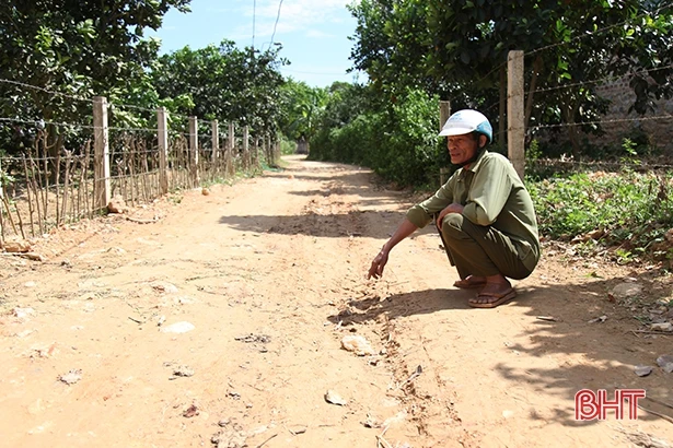 Huyện miền núi Hà Tĩnh chật vật với tiêu chí giao thông nông thôn