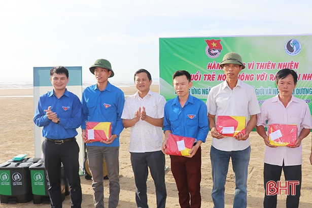 Hơn 500 người tình nguyện thu gom rác thải ở bãi biển Thạch Hải