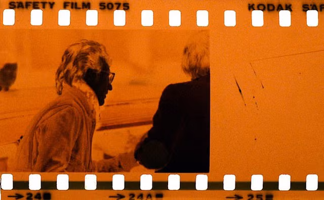 Khoảnh khắc huyền thoại âm nhạc John Lennon ký tên lưu niệm cho kẻ sát nhân