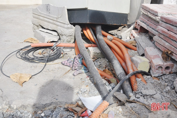 “Rình rập” hiểm nguy khi tủ điện kỹ thuật chỏng chơ trên vỉa hè ở TP Hà Tĩnh