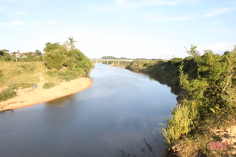 Người dân huyện miền núi Hà Tĩnh bất an khi bờ sông sạt lở