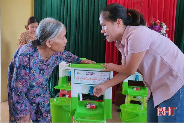 Hỗ trợ người dân Hà Tĩnh 233 triệu đồng phòng chống dịch bệnh