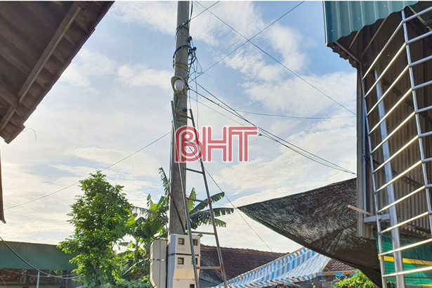 Điện lực Lộc Hà thăm hỏi, hỗ trợ gia đình 3 nạn nhân bị điện giật tử vong