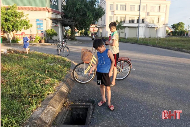 Hàng chục “hố tử thần” trong khu dân cư bậc nhất ở thị xã phía Nam Hà Tĩnh