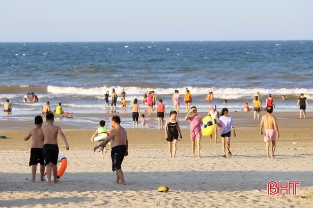 Không dịp lễ, không cuối tuần, biển Hà Tĩnh vẫn “hút” khách