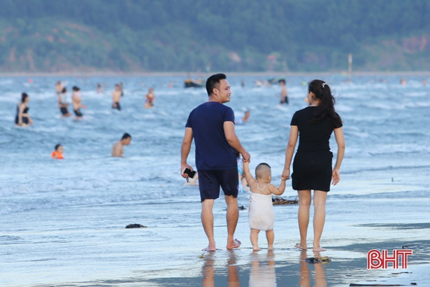 Không dịp lễ, không cuối tuần, biển Hà Tĩnh vẫn “hút” khách