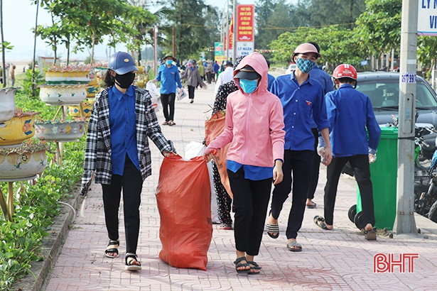 Hơn 500 người tình nguyện thu gom rác thải ở bãi biển Thạch Hải
