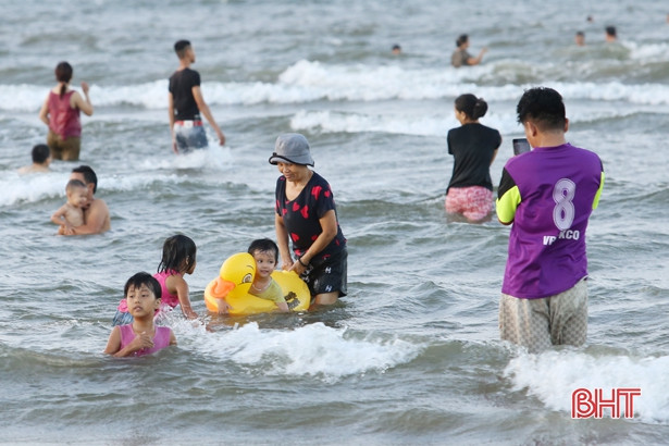 Không dịp lễ, không cuối tuần, biển Hà Tĩnh vẫn “hút” khách