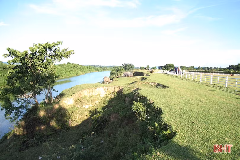 Người dân huyện miền núi Hà Tĩnh bất an khi bờ sông sạt lở