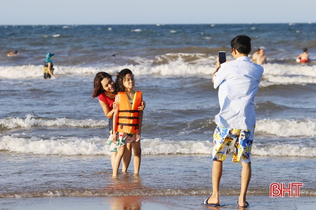 Không dịp lễ, không cuối tuần, biển Hà Tĩnh vẫn “hút” khách