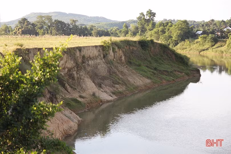 Người dân huyện miền núi Hà Tĩnh bất an khi bờ sông sạt lở