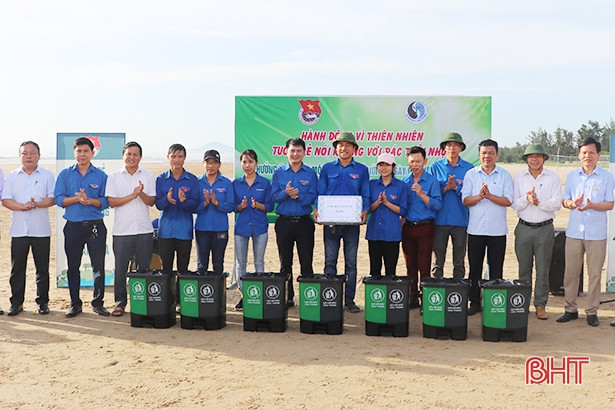Hơn 500 người tình nguyện thu gom rác thải ở bãi biển Thạch Hải