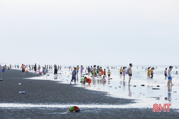 Không dịp lễ, không cuối tuần, biển Hà Tĩnh vẫn “hút” khách