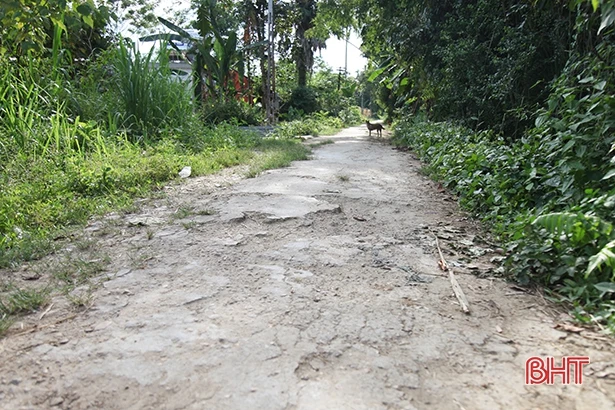 Huyện miền núi Hà Tĩnh chật vật với tiêu chí giao thông nông thôn