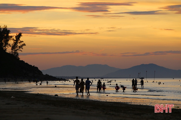 Không dịp lễ, không cuối tuần, biển Hà Tĩnh vẫn “hút” khách