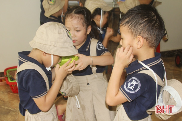 Những “nông dân” tí hon trên vườn rau xanh Trường Mầm non Trung Kiên