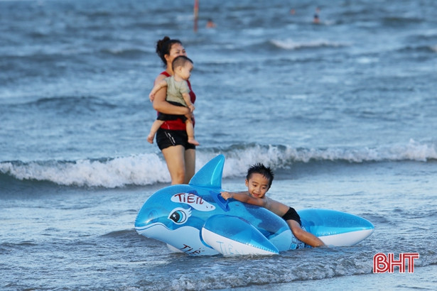 Không dịp lễ, không cuối tuần, biển Hà Tĩnh vẫn “hút” khách