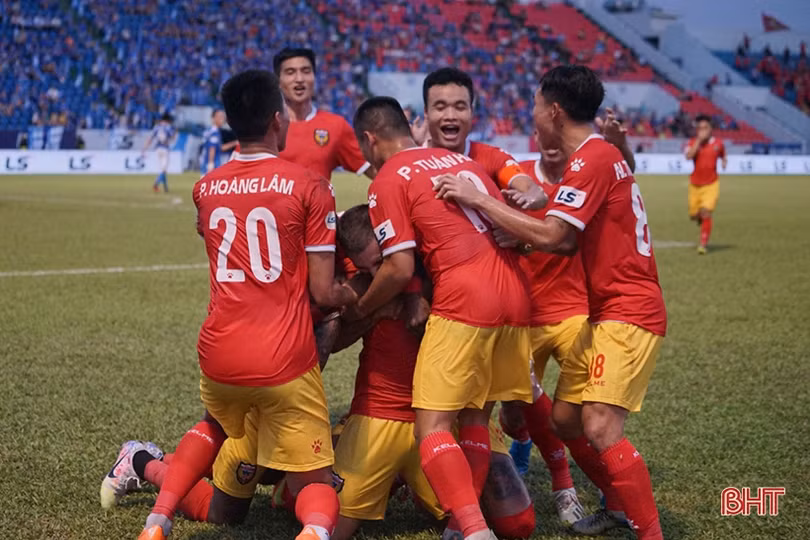 Hạ chủ nhà Than Quảng Ninh 2 - 0, Hồng Lĩnh Hà Tĩnh có 3 điểm đầu tiên ở V.League