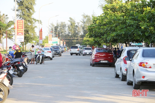 Không dịp lễ, không cuối tuần, biển Hà Tĩnh vẫn “hút” khách