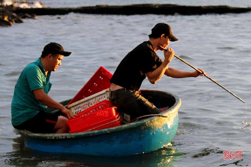 “Kỹ nghệ” chèo thuyền thúng của ngư dân Hà Tĩnh