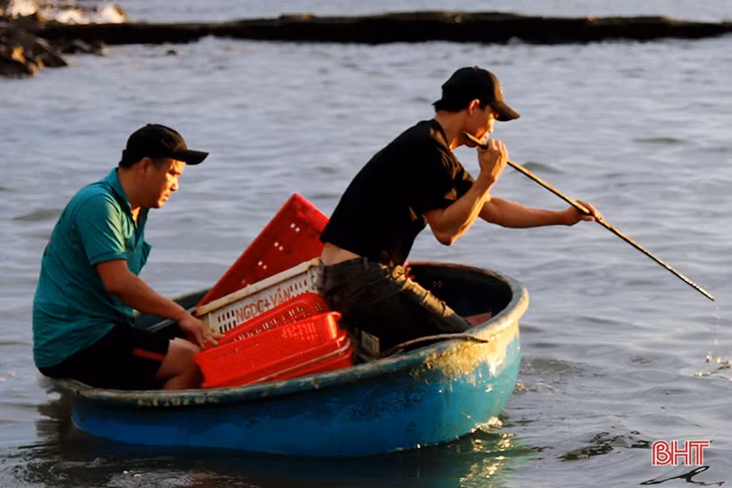 “Kỹ nghệ” chèo thuyền thúng của ngư dân Hà Tĩnh