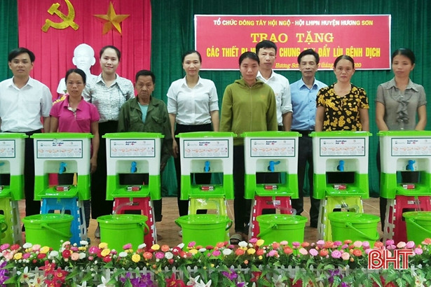 Hỗ trợ người dân Hà Tĩnh 233 triệu đồng phòng chống dịch bệnh