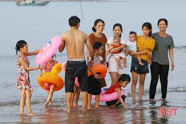 Không dịp lễ, không cuối tuần, biển Hà Tĩnh vẫn “hút” khách