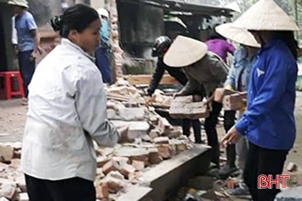 Phụ nữ Đức Thọ quyên góp, hỗ trợ 300 triệu đồng xây 8 nhà tình thương