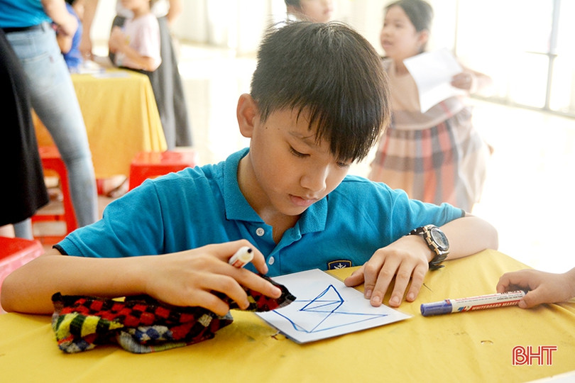 Học sinh Hà Tĩnh hứng thú trải nghiệm các hoạt động toán học