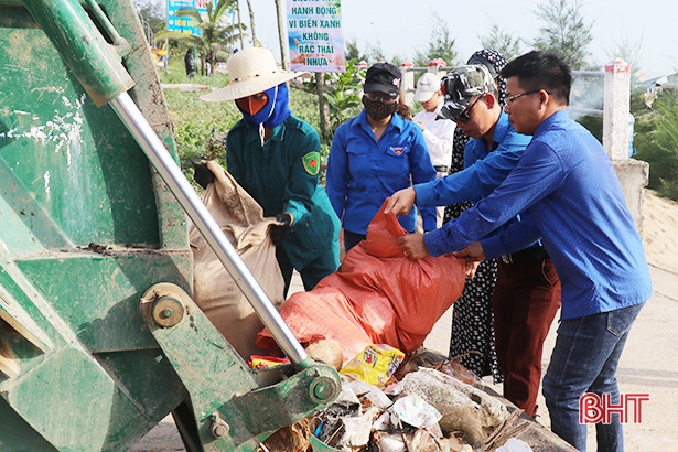Hơn 500 người tình nguyện thu gom rác thải ở bãi biển Thạch Hải