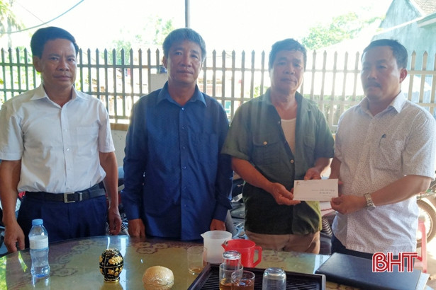 Điện lực Lộc Hà thăm hỏi, hỗ trợ gia đình 3 nạn nhân bị điện giật tử vong