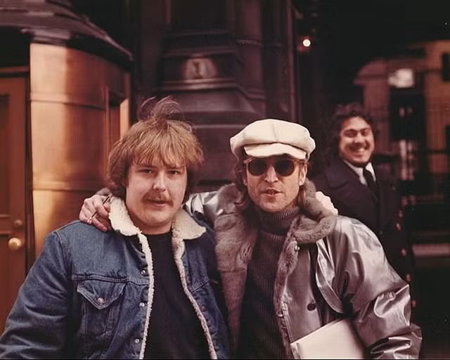 Khoảnh khắc huyền thoại âm nhạc John Lennon ký tên lưu niệm cho kẻ sát nhân