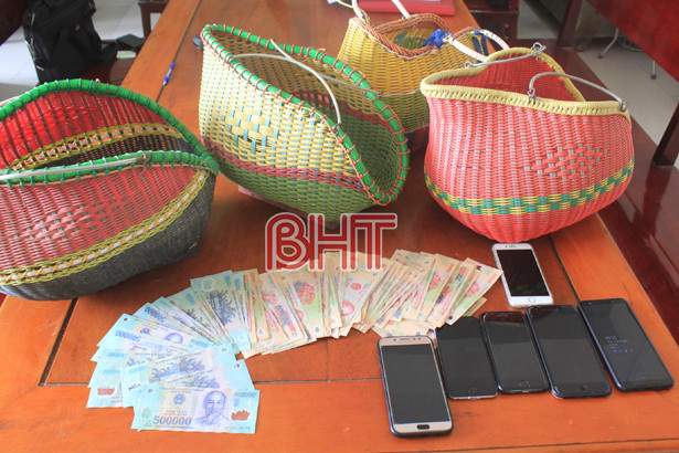 Đột kích sới gà ở Hà Tĩnh, bắt 21 con bạc đá gà ăn tiền