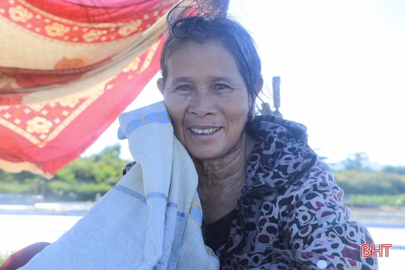 Những người “đón nắng” trên đồng muối Hà Tĩnh