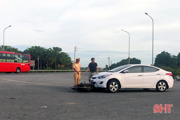 Va chạm với ô tô, người đàn ông đi xe máy tử vong