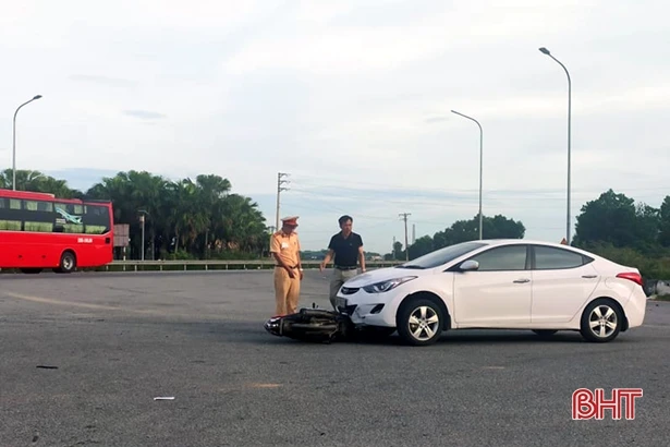 Va chạm với ô tô, người đàn ông đi xe máy tử vong