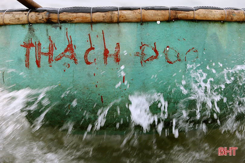 “Kỹ nghệ” chèo thuyền thúng của ngư dân Hà Tĩnh