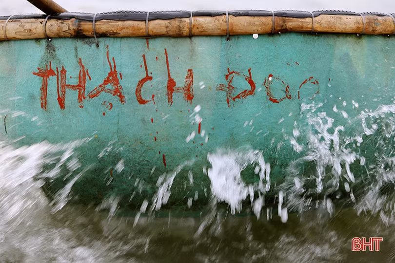 “Kỹ nghệ” chèo thuyền thúng của ngư dân Hà Tĩnh