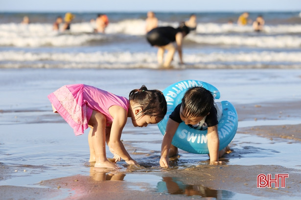 Không dịp lễ, không cuối tuần, biển Hà Tĩnh vẫn “hút” khách