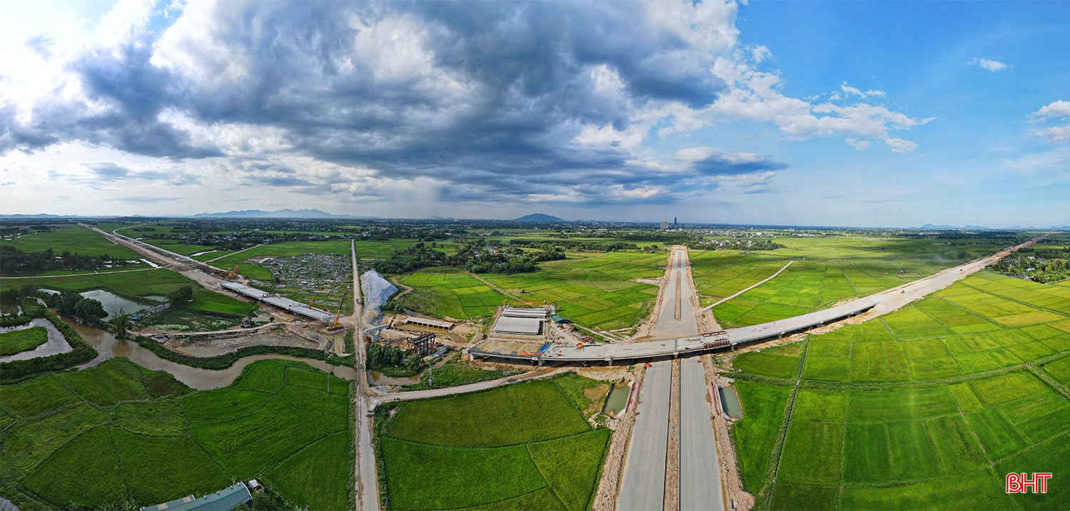 Dự án thành phần cao tốc Bắc - Nam phía Đông giai đoạn 2021-2025 dài 102,38 km với 3 dự án thành phần: Bãi Vọt - Hàm Nghi, Hàm Nghi - Vũng Áng và Vũng Áng - Bùng cũng đang cấp tập thi công. Quy mô thiết kế tuyến cao tốc giai đoạn phân kỳ đầu tư 4 làn xe, mặt đường 17m; giai đoạn hoàn chỉnh 6 làn xe, nền đường 32,25m. cao-toc-bac-nam-01a.jpg