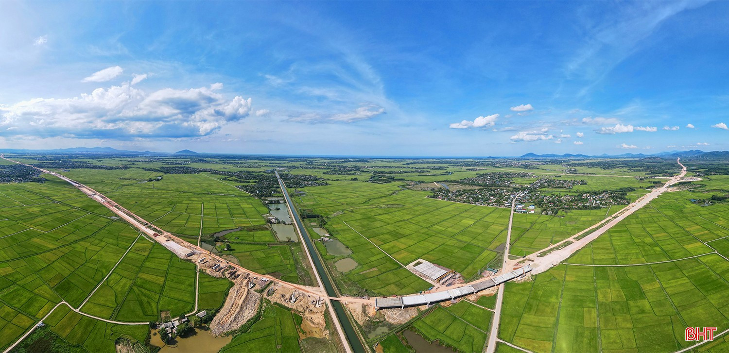 Để đưa dự án về đích trước kế hoạch, các nhà thầu đã huy động tối đa nhân lực, máy móc, thiết bị chia làm hàng trăm mũi thi công “3 ca, 4 kíp”. Sau 20 tháng triển khai, diện mạo tuyến cao tốc qua Hà Tĩnh đã thành hình. cao-toc-bac-nam-01.jpg