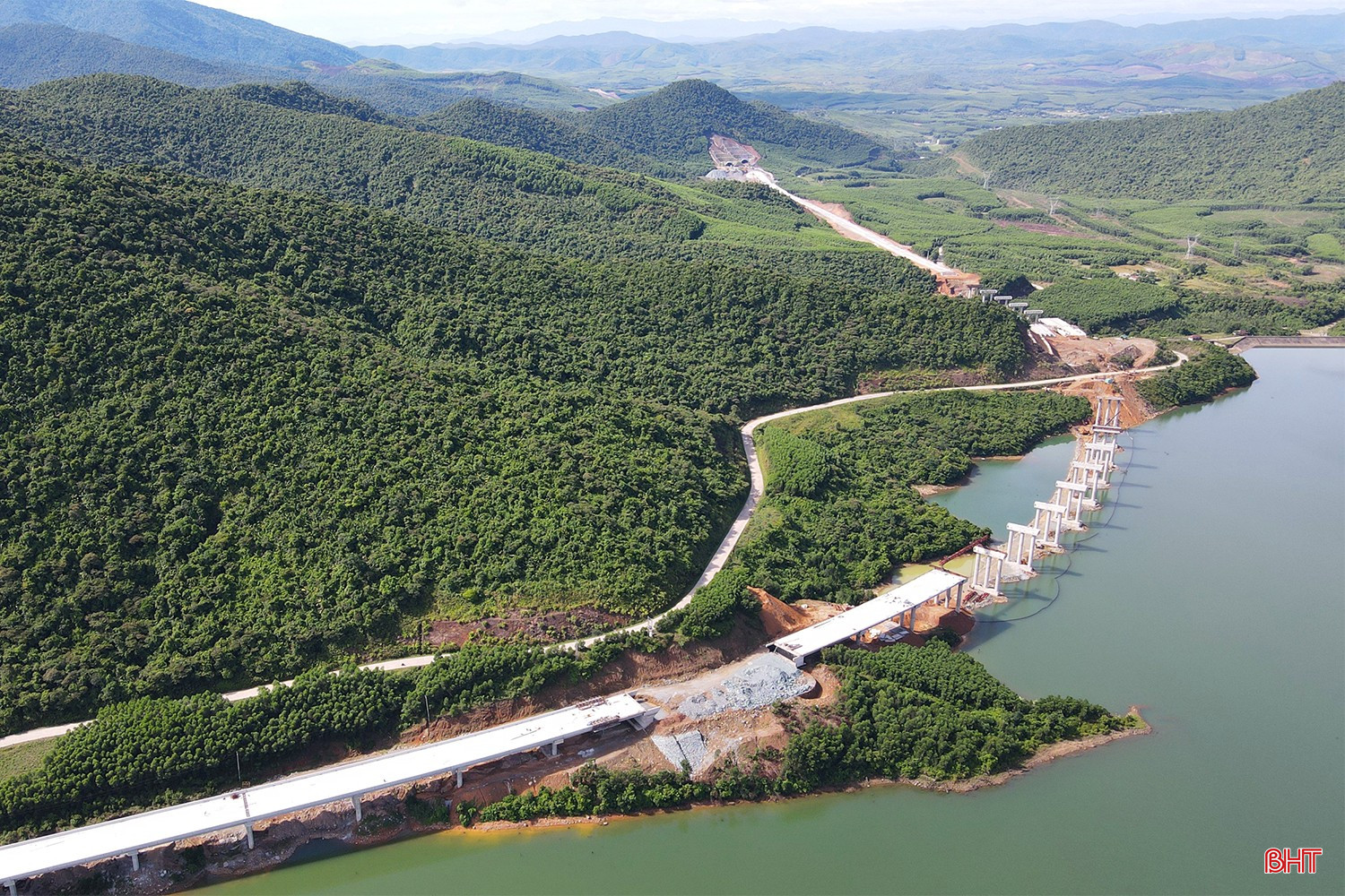 Đoạn cao tốc Vũng Áng - Bùng dài 55,34 km với tổng mức đầu tư hơn 12.500 tỷ đồng, trong đó, đoạn qua địa phận Hà Tĩnh có điểm đầu tại nút giao Km23 Quốc lộ 12C - xã Kỳ Tân và điểm cuối thuộc xã Kỳ Lạc (huyện Kỳ Anh) dài 12,9 km. Đến nay, cơ bản hoàn thiện thi công móng, nền, mặt đường, đã rải cấp phối đá dăm, thảm bê tông nhựa mặt đường. cao-toc-bac-nam-6.jpg