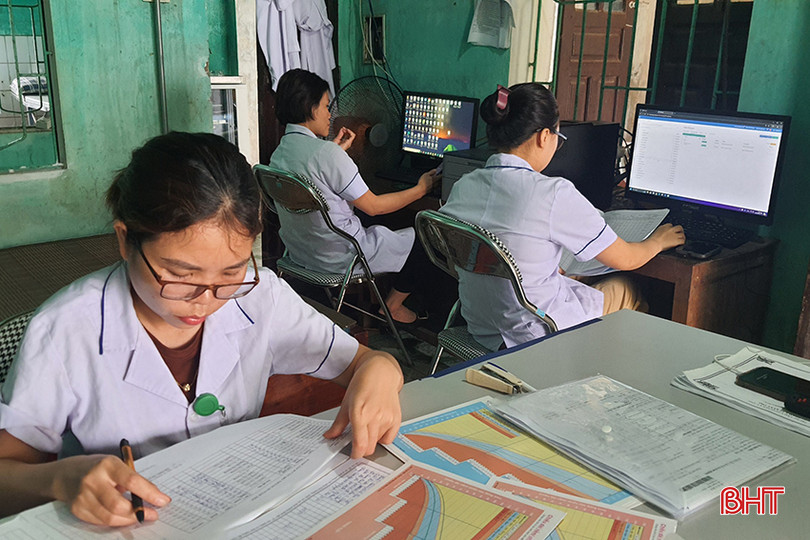 Các nhân viên y tế chen chúc làm việc trong không gian chật hẹp. 07.jpg