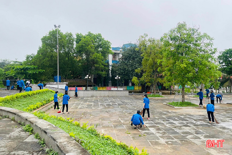 Các đoàn viên, thanh niên huyện Cẩm Xuyên ra quân vệ sinh môi trường quảng trường Hồ Tùng Mậu (KDL Thiên Cầm), nơi diễn ra lễ khai trương du lịch biển Hà Tĩnh năm 2024. a3.jpg