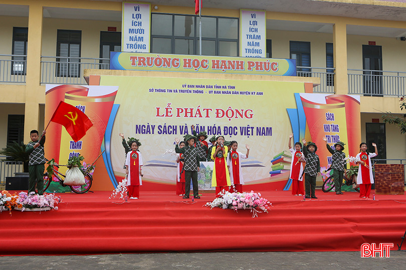 Tiết mục văn nghệ chào mừng của học sinh Trường Tiểu học Lâm Hợp (huyện Kỳ Anh) a2.jpg