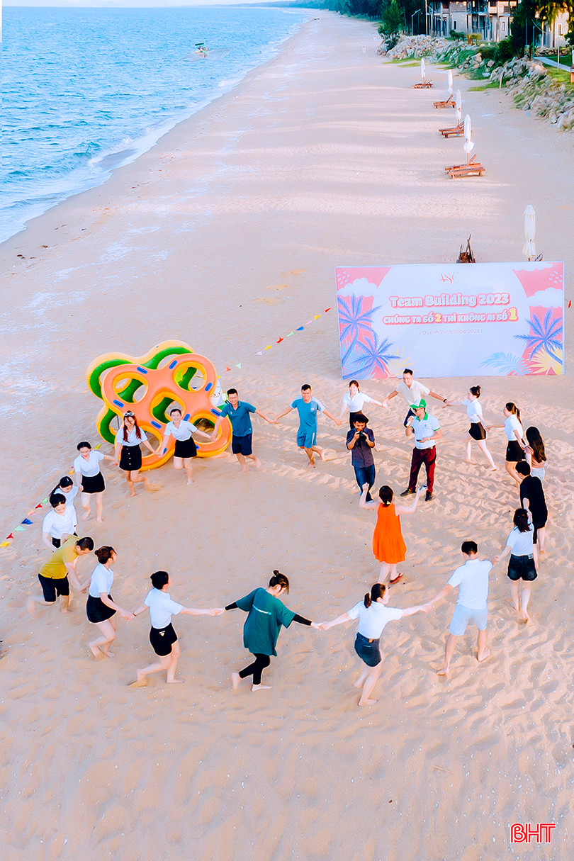 Du khách chơi team building trên bãi biển KDL sinh thái Quỳnh Viên (Thạch Hải, Thạch Hà). a6.jpg